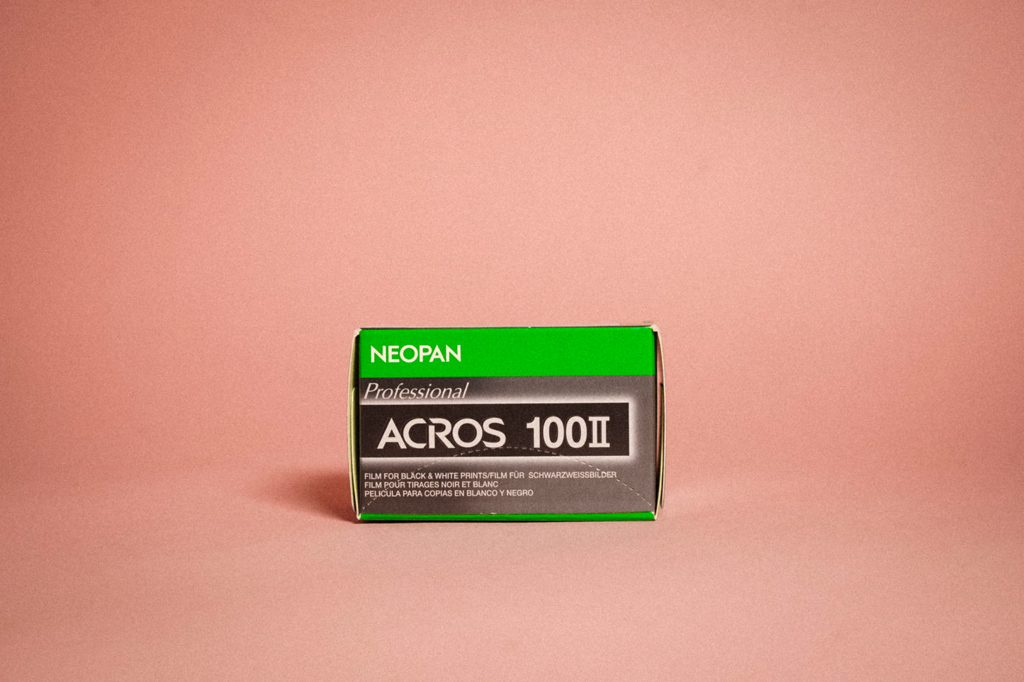 FujiFilm Acros 100 Neopan Pelicula b/n 35mm 36exp es una película ortopancromática de gama profesional, su grano es extremadamente fino, ofrece una alta nitidez así como una amplia gama tonal.