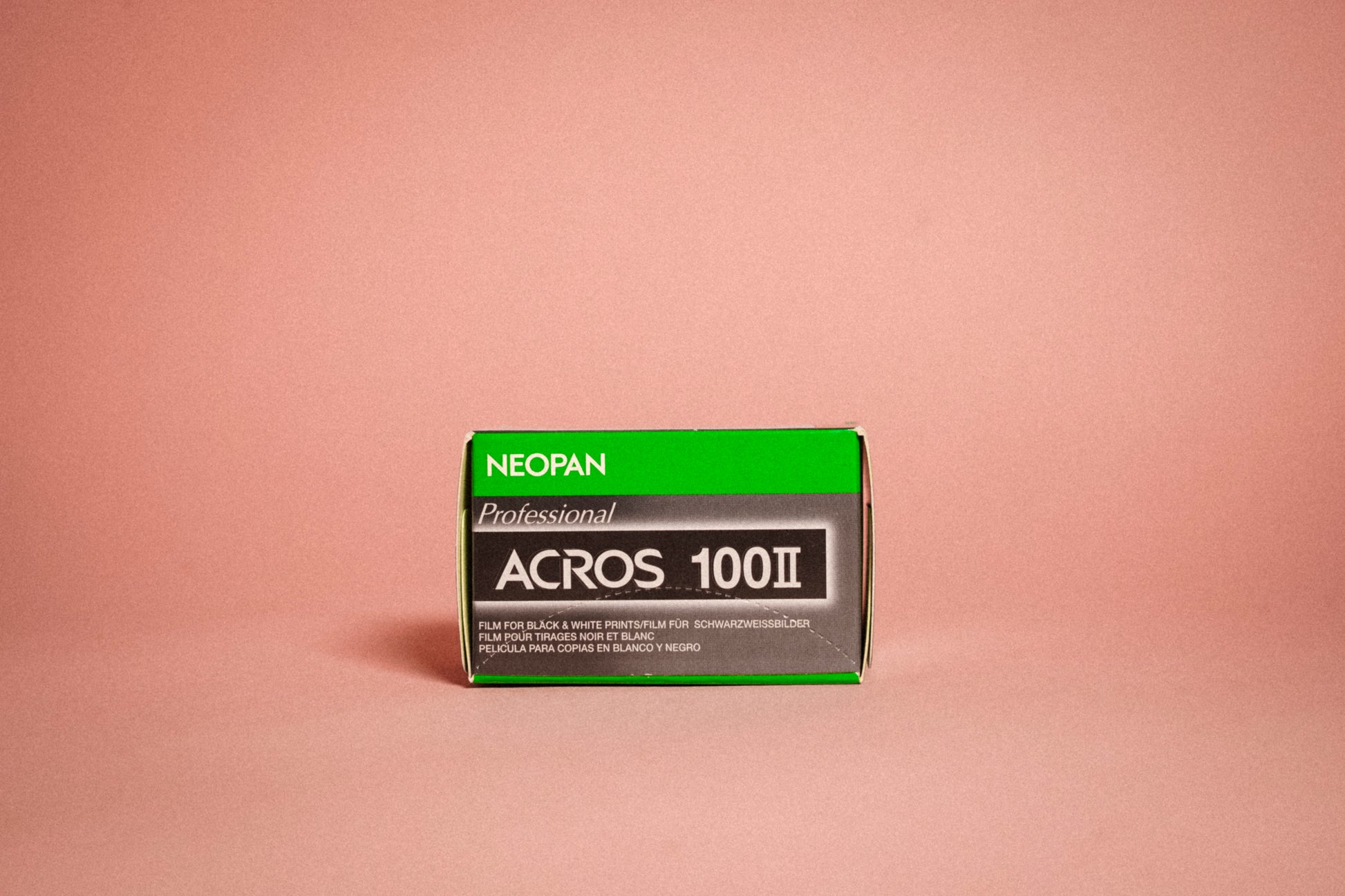 FujiFilm Acros 100 Neopan Pelicula b/n 35mm 36exp es una película ortopancromática de gama profesional, su grano es extremadamente fino, ofrece una alta nitidez así como una amplia gama tonal.