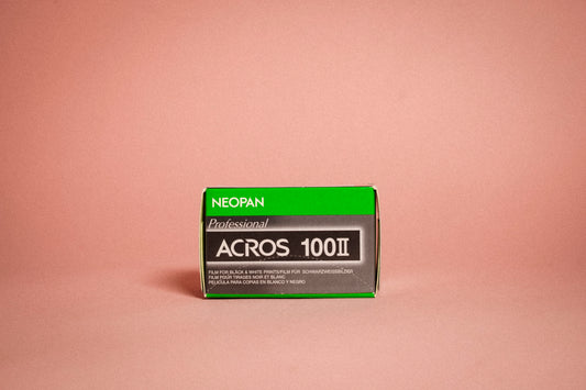 FujiFilm Acros 100 Neopan Pelicula b/n 35mm 36exp es una película ortopancromática de gama profesional, su grano es extremadamente fino, ofrece una alta nitidez así como una amplia gama tonal.