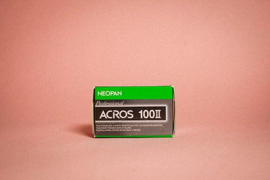 FujiFilm Acros 100 Neopan Pelicula b/n 35mm 36exp es una película ortopancromática de gama profesional, su grano es extremadamente fino, ofrece una alta nitidez así como una amplia gama tonal.