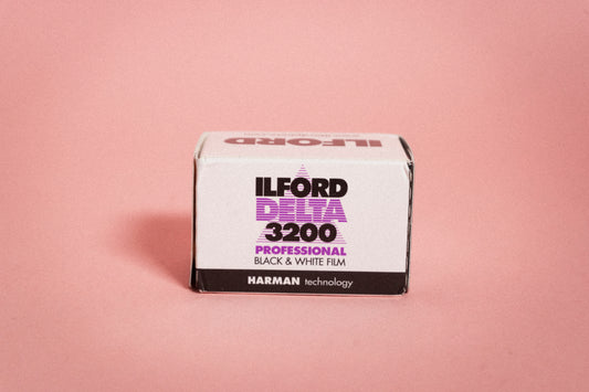 Ilford Delta 3200 Película b/n 35mm 36exp esta película en blanco y negro de alta sensibilidad te permite capturar imágenes impresionantes en condiciones de poca luz y escenas con alto contraste.