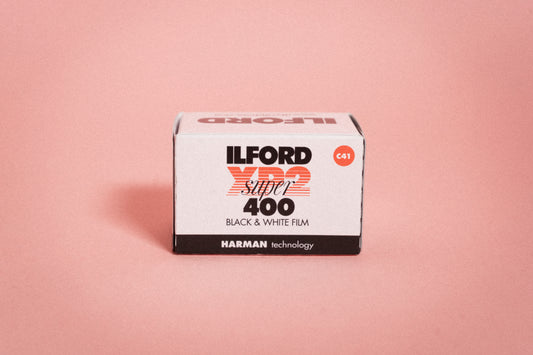 Ilford XP2 400 Película b/n 35mm 36exp esta película en blanco y negro de sensibilidad ISO 400 te brinda un alto rendimiento y una versatilidad excepcional en una amplia variedad de condiciones de iluminación, lo que te permite capturar imágenes cautivadoras con detalles precisos y un grano fino. 