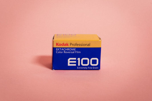 Kodak Ektachrome E100D 100 Película diapostiva E-6 35mm 36exp diseñada para capturar colores vibrantes y una excepcional reproducción cromática