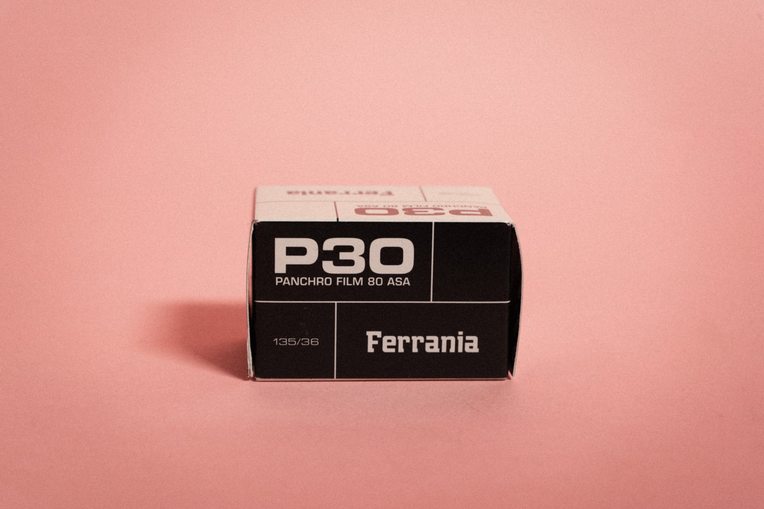 Ferrania P30 80 Película b/n 35mm 36exp es un tesoro clásico que revive la esencia de la fotografía analógica.