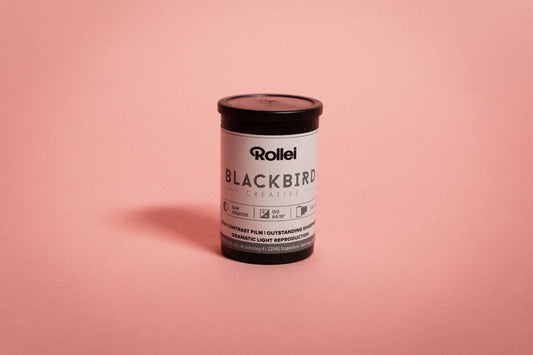 Descubre la magia del blanco y negro con la película Rollei Blackbird. Diseñada para cámaras de formato 35mm con 36 exposiciones, esta película en blanco y negro te permite crear imágenes cautivadoras y llenas de nostalgia