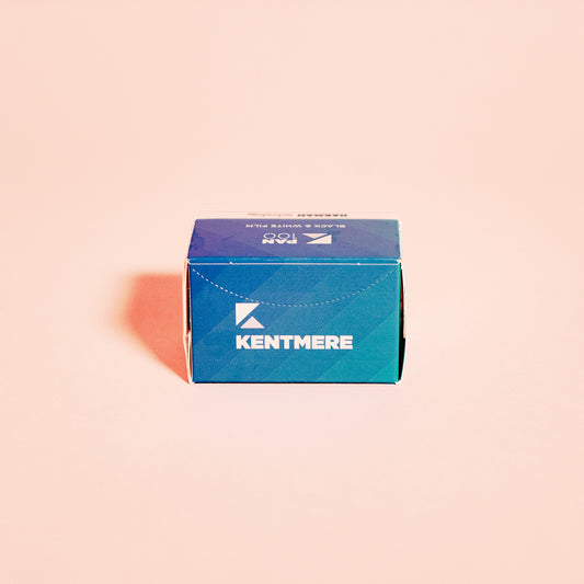 Kentmere PAN 100 en formato de 35mm es ideal para fotografía de paisajes, retratos y escenas con una estética artística